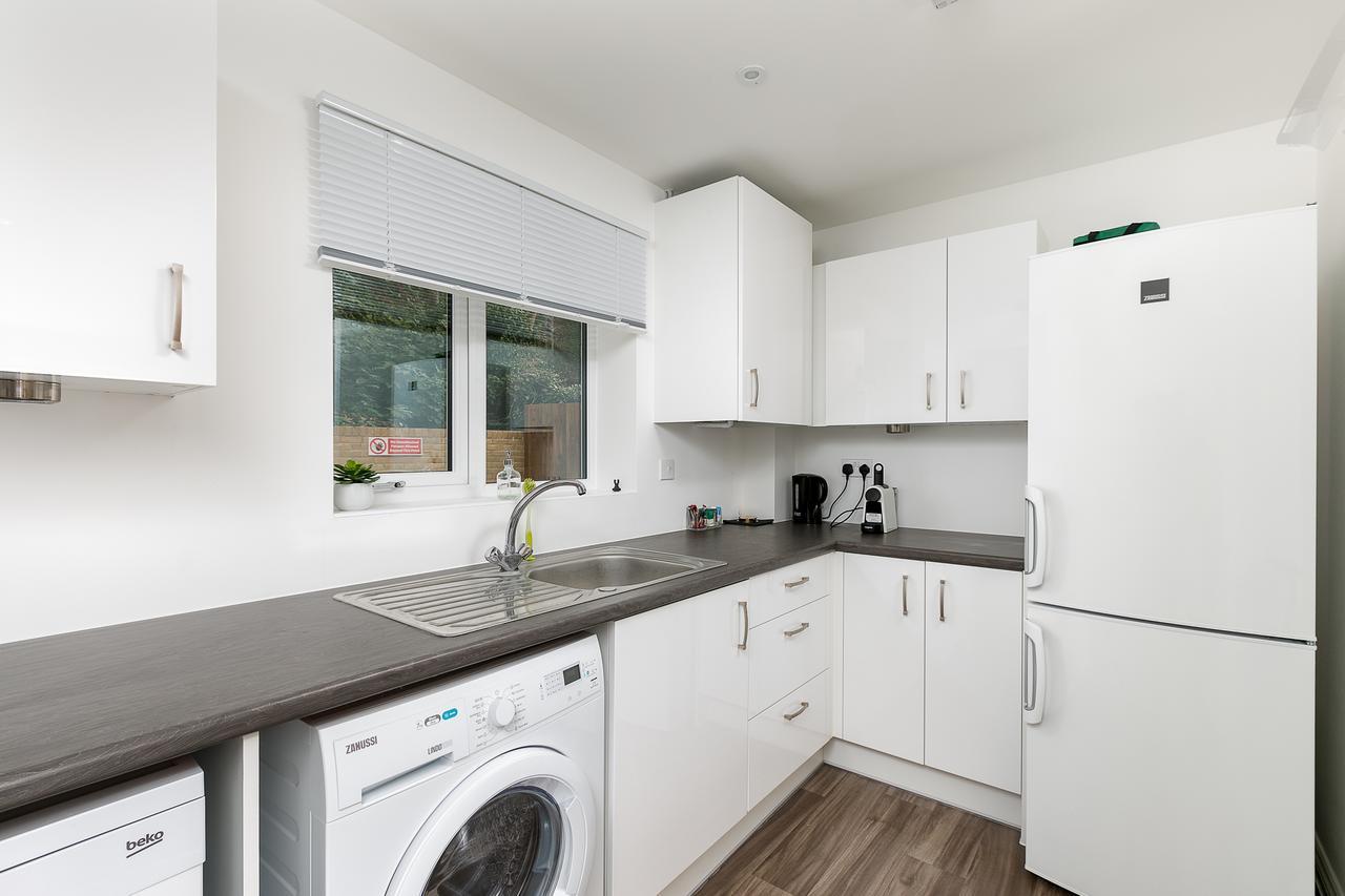 Hertford Serviced Apartments Вэр Экстерьер фото